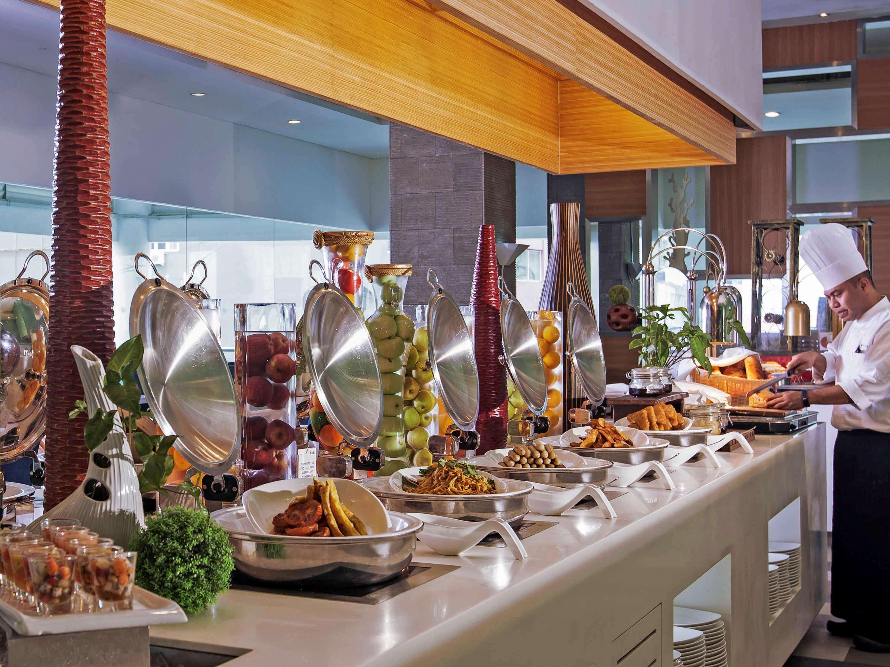 מלון Pullman קוצ'ינג מראה חיצוני תמונה A buffet at a hotel