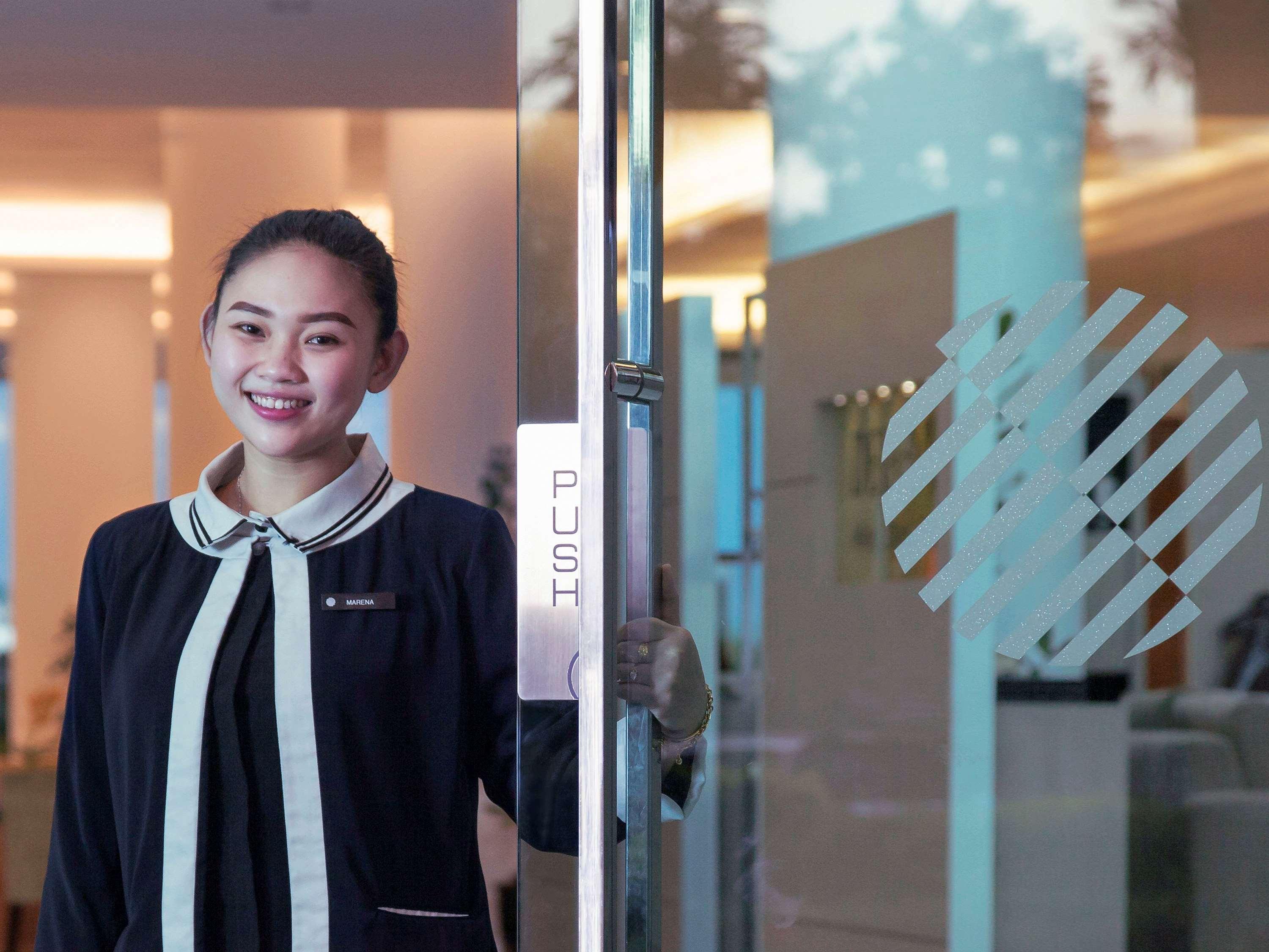 מלון Pullman קוצ'ינג מראה חיצוני תמונה A Thai woman working at a hotel