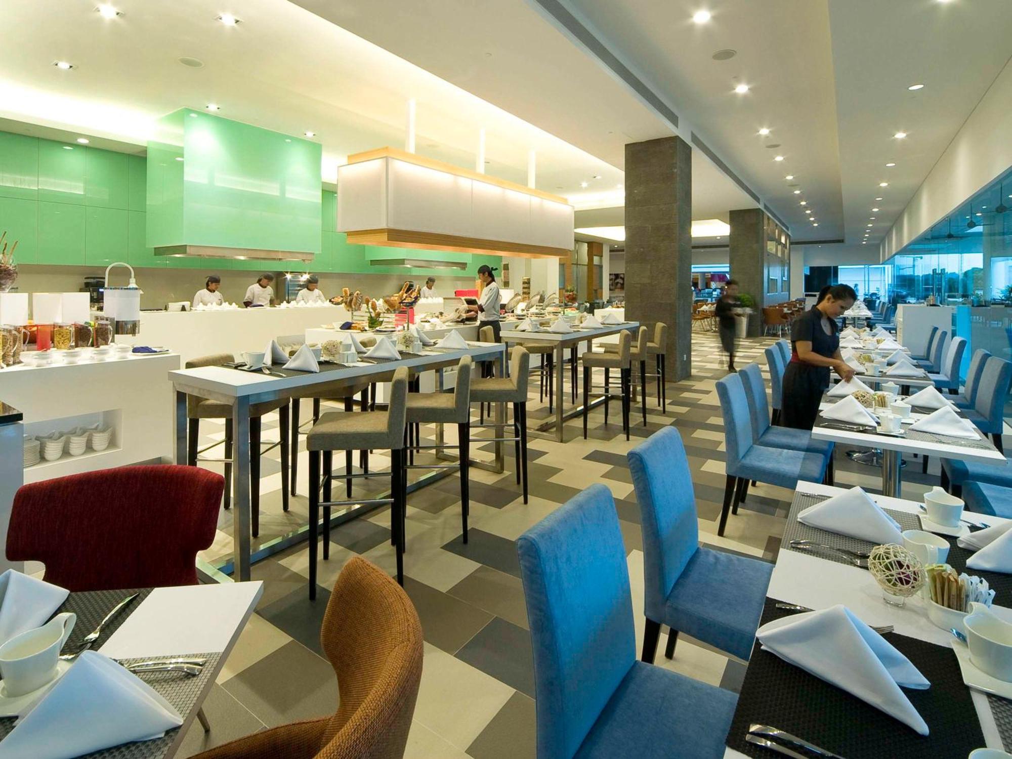 מלון Pullman קוצ'ינג מראה חיצוני תמונה The buffet at the lobby