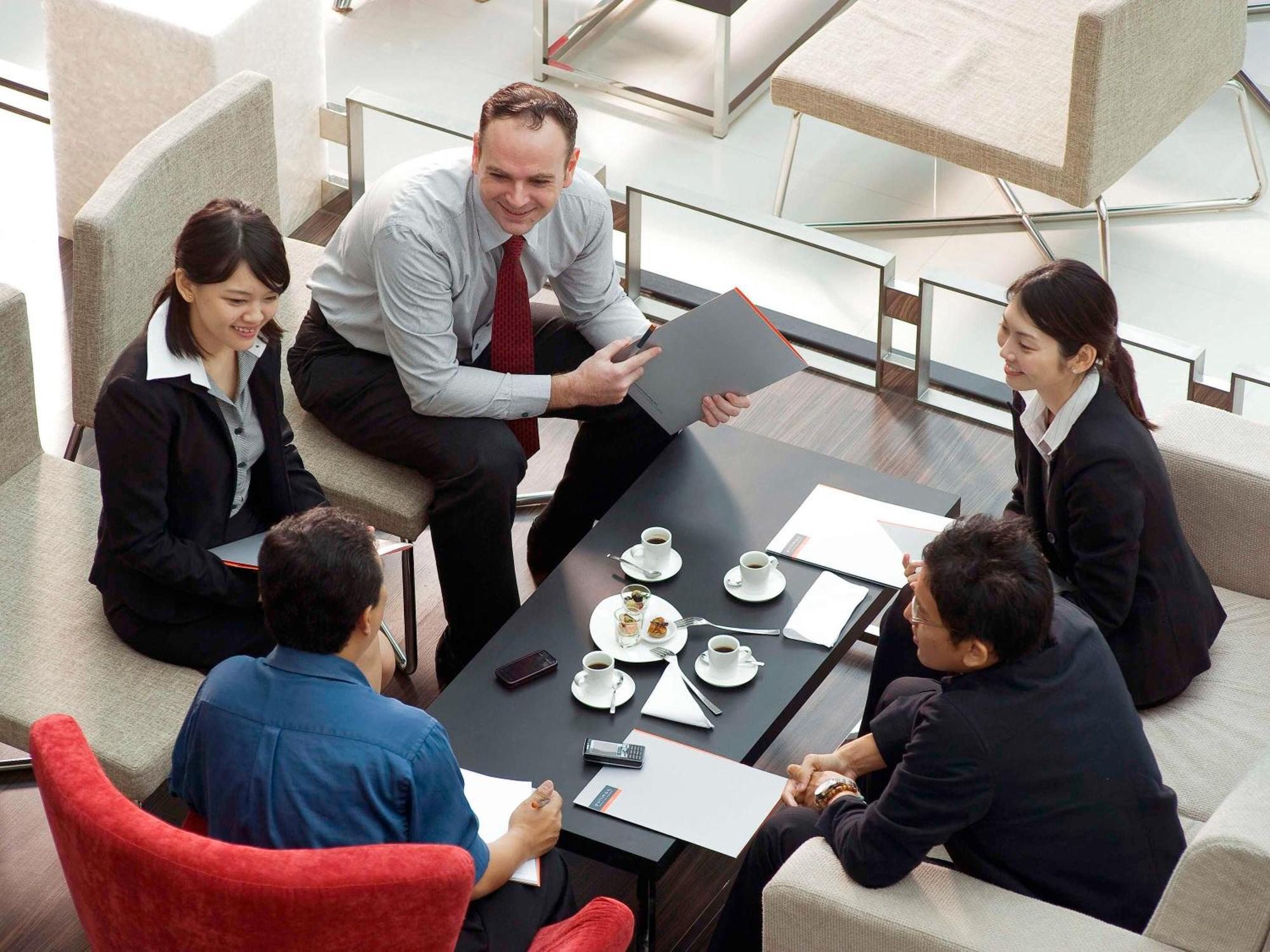 מלון Pullman קוצ'ינג מראה חיצוני תמונה A team of businesspeople