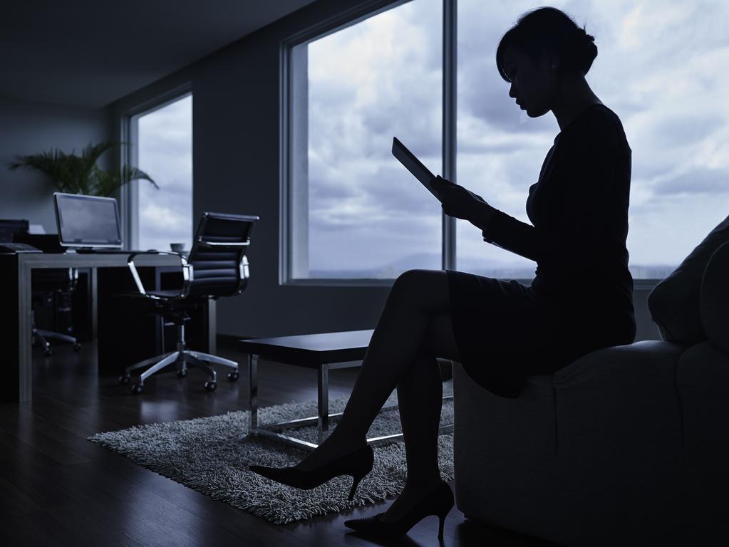 מלון Pullman קוצ'ינג מראה חיצוני תמונה A woman working in a dark office